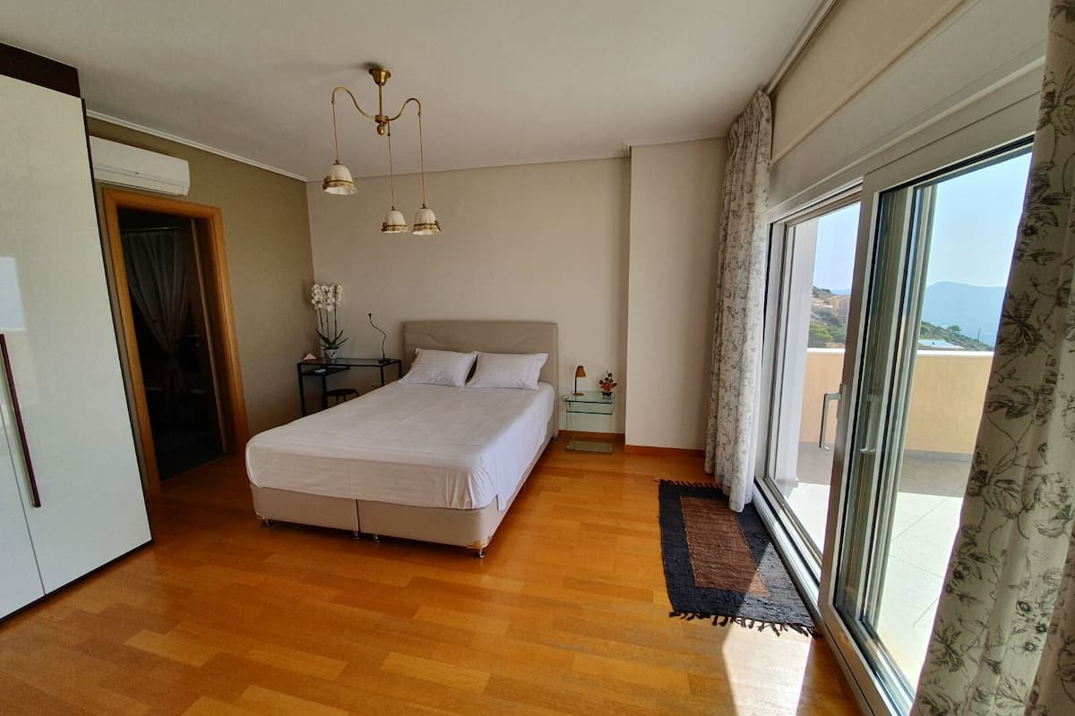 Executive Tek Büyük Yataklı Oda | Kaliteli yatak takımı, minibar, dizüstü bilgisayar çalışma alanı