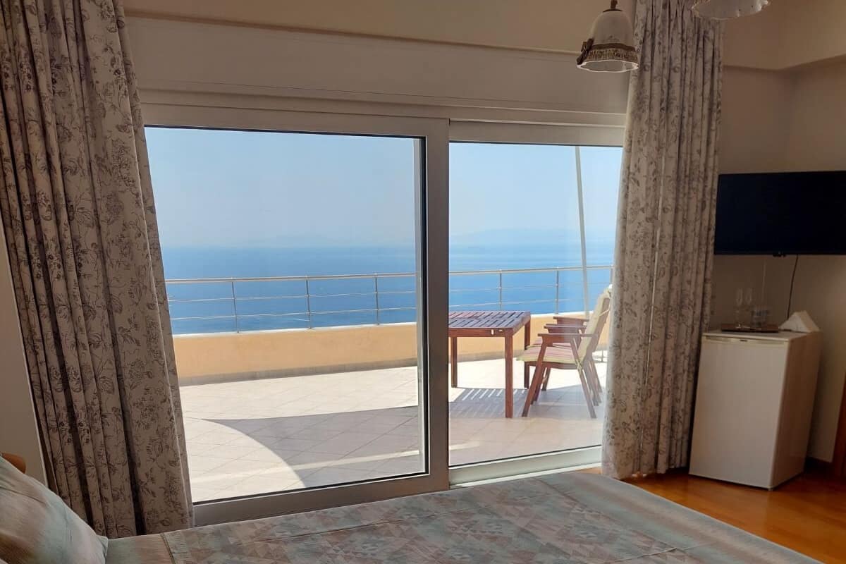 Executive Tek Büyük Yataklı Oda | Kaliteli yatak takımı, minibar, dizüstü bilgisayar çalışma alanı