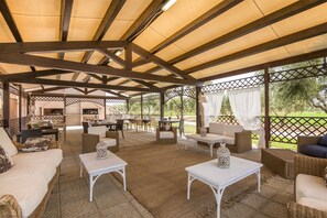 Vila, vários quartos (26 people) | Terraço/pátio