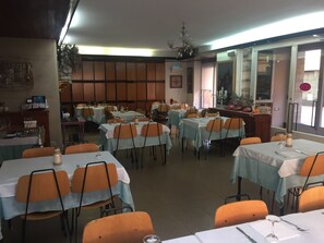 Aperto a colazione, pranzo e cena