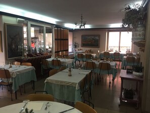 Breakfast, lunch and dinner served - Hostal Victor (Oliana)