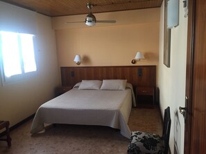Camera con letto matrimoniale o 2 letti singoli | Con stile personalizzato, con arredamento individuale, una scrivania