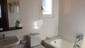 Habitación cuádruple | Baño | Tina profunda, amenidades de baño gratuitas, secadora de cabello