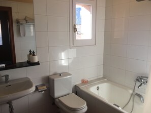 Quadruple Room | Bathroom | Deep-soaking bathtub, free toiletries, hair dryer, towels - Hostal Victor (Oliana)