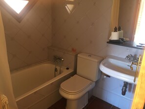 Triple Room | Bathroom