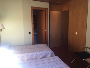 Quadruple Room | Individually decorated, individually furnished, desk - Hostal Victor (Oliana)