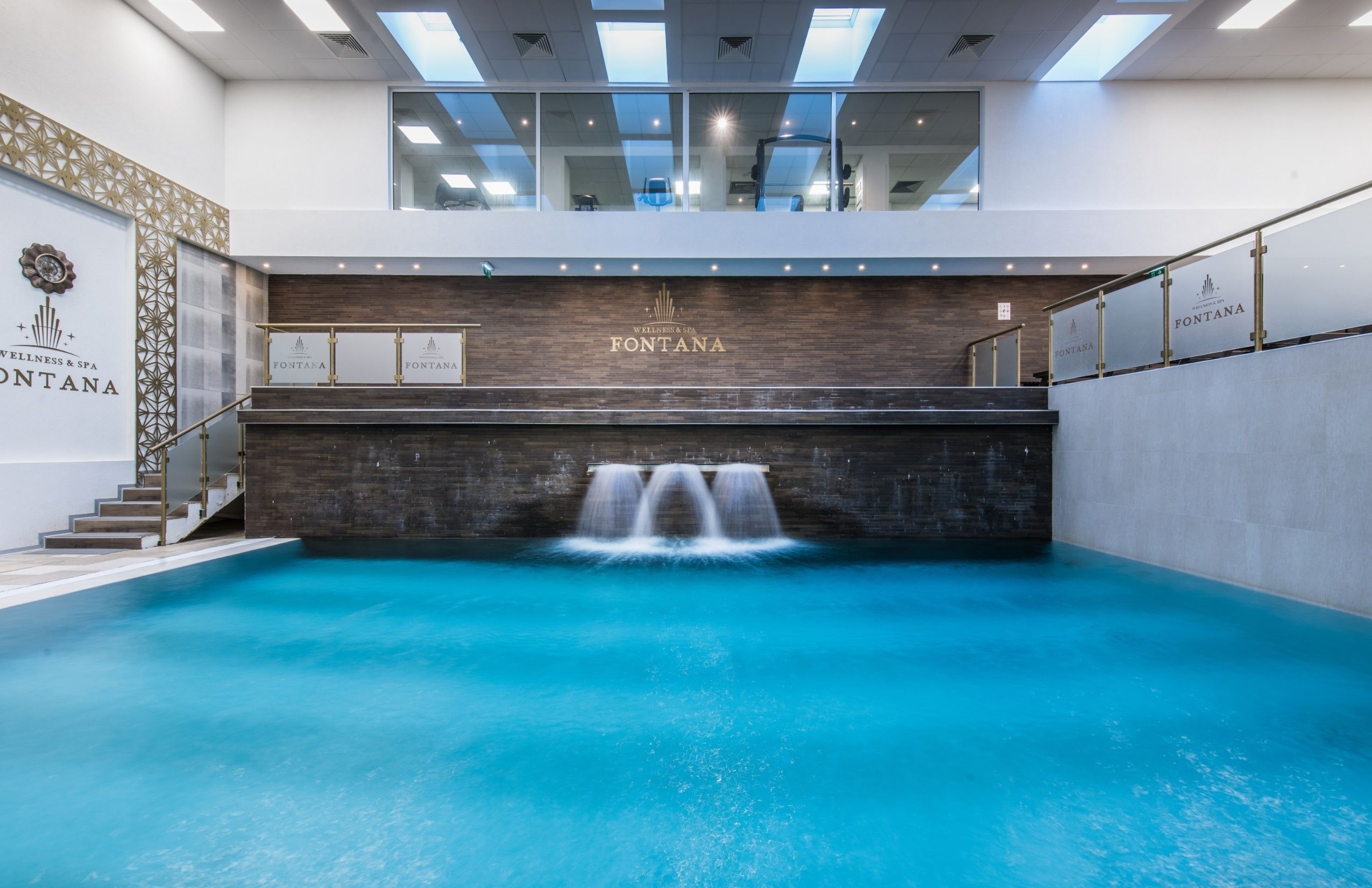 2 座室內游泳池