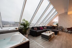 豪華套房, 按摩浴缸 | 1 間臥室、迷你吧、客房內保險箱、書桌