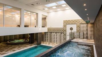 2 kolam renang indoor