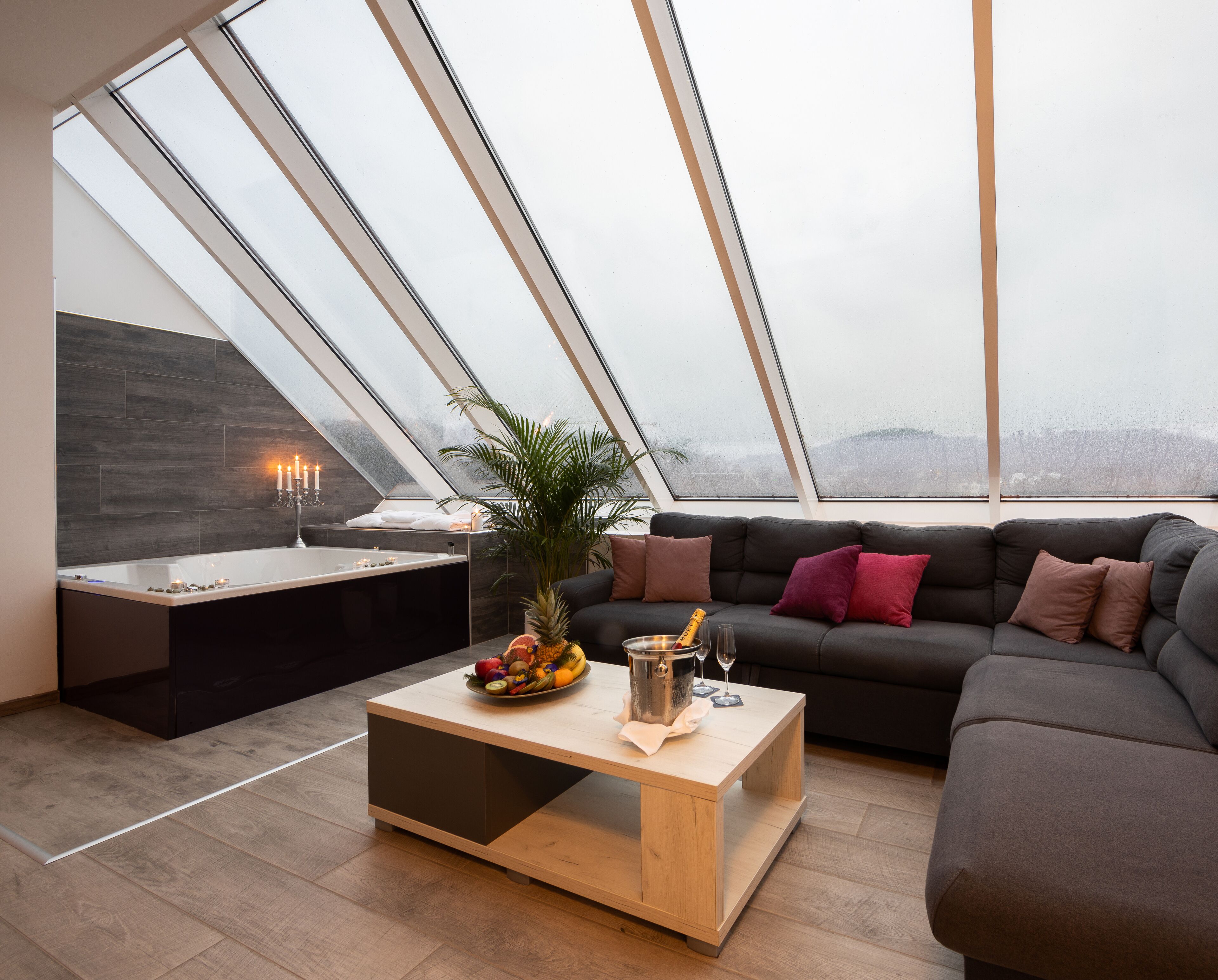 Deluxe Suite, Jetted Tub | 1 bedroom, minibar, in-room safe, desk