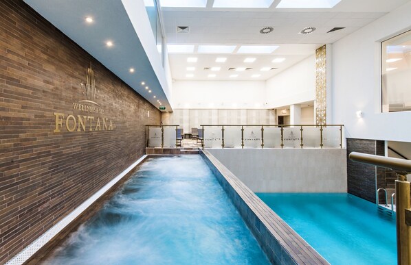 2 座室內游泳池