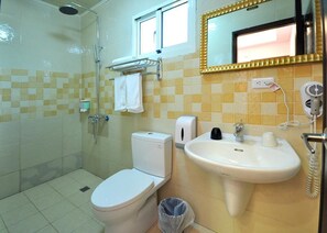 A bathroom with a toilet, shower, sink, and a mirror. - Seasons B&B (Liuqiu)