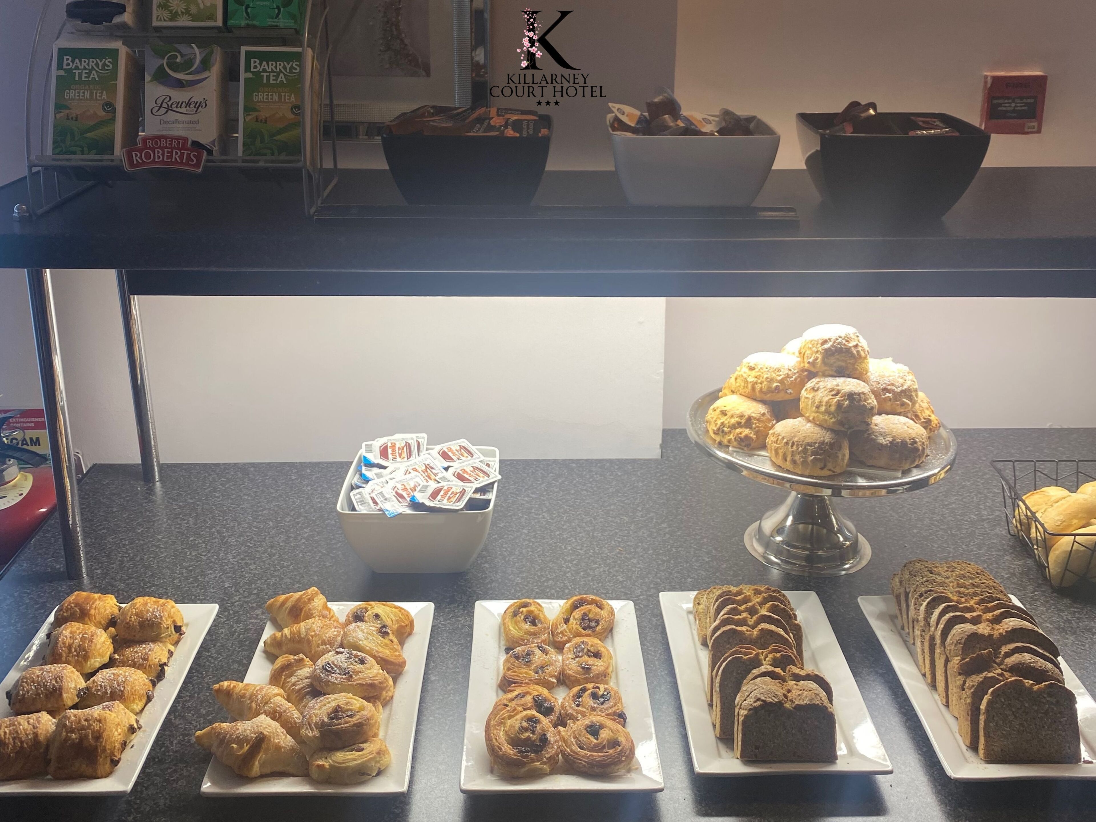 Bữa sáng đầy đủ hàng ngày (14 EUR/mỗi người) 