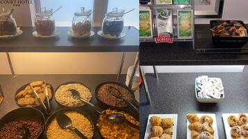 Un ricco buffet per la colazione con diversi cibi e selezione di tè.