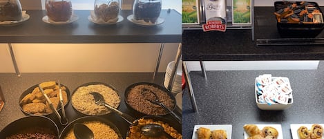 Buffet de café da manhã com diversos alimentos e opções de chá.