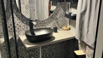 Basic-Dreibettzimmer, Mehrere Betten, Gartenblick | Badezimmer | Dusche, Haartrockner, Bademäntel, Bidet