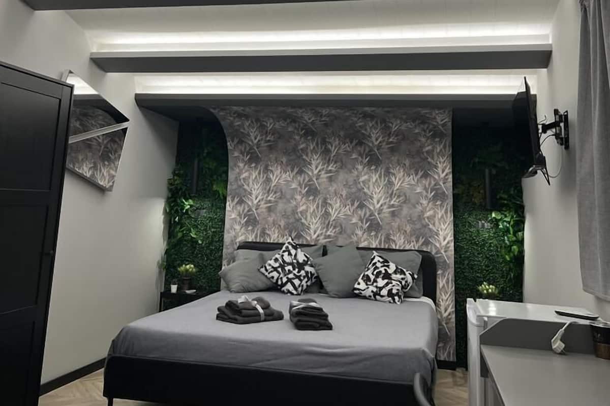 Eenvoudige driepersoonskamer, meerdere bedden, uitzicht op tuin | Luxe beddengoed, bedden met traagschuimmatras, een kluis op de kamer