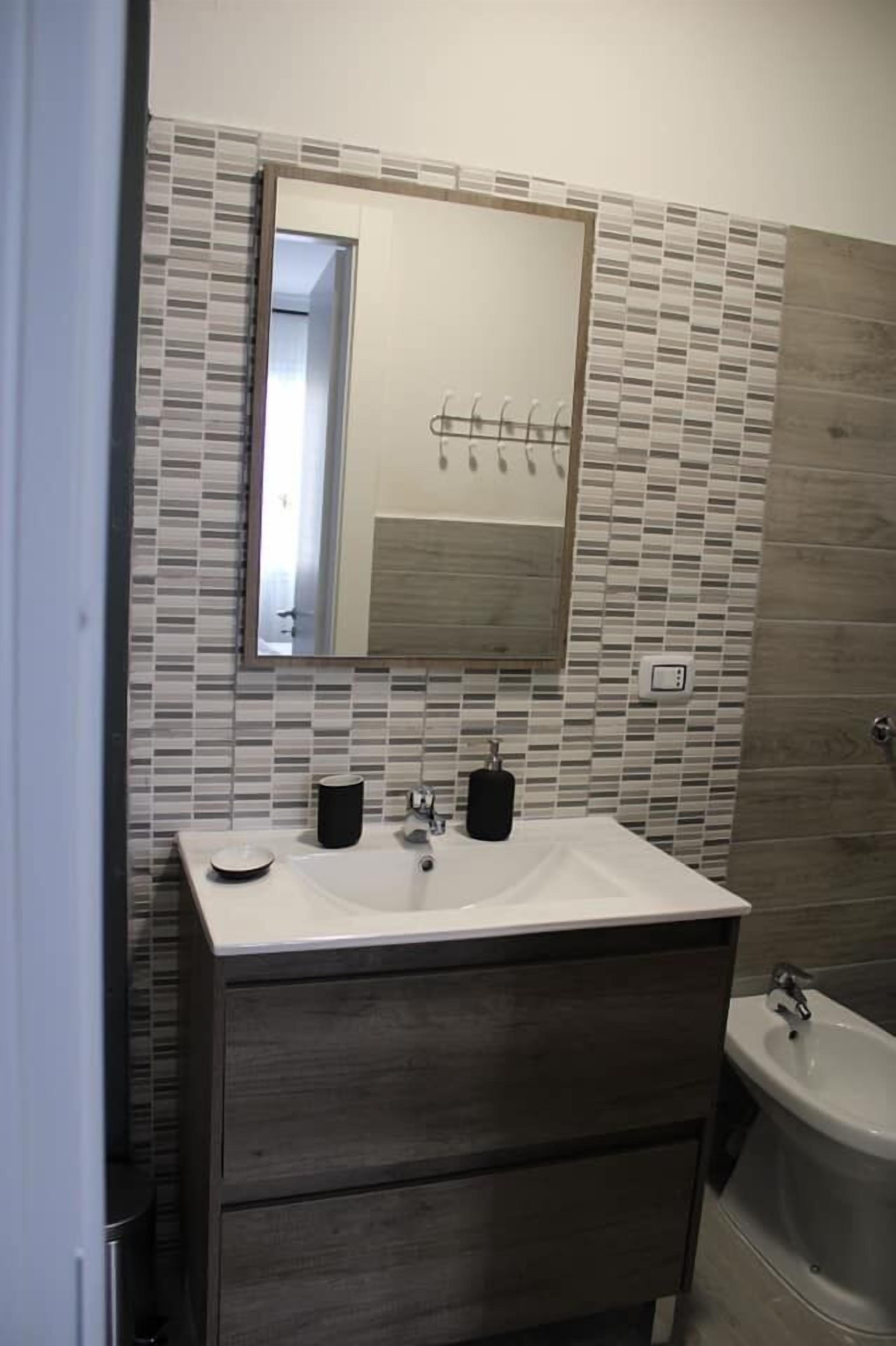 Vierpersoonskamer | Luxe beddengoed, bedden met traagschuimmatrassen, een kluis op de kamer