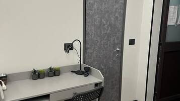 Basic-værelse til 3 personer - flere senge - udsigt til have | Premium-sengetøj, senge med madrasser af memory foam