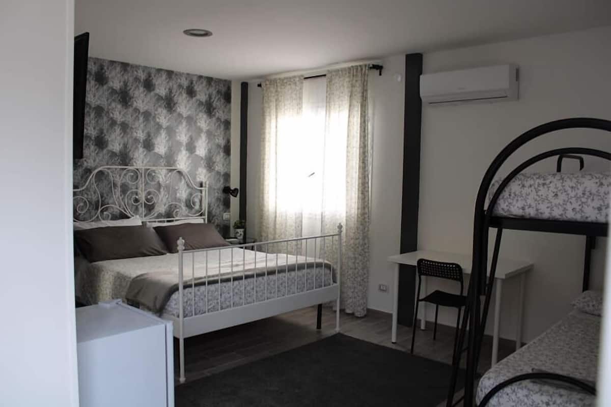 Vierpersoonskamer | Luxe beddengoed, bedden met traagschuimmatras, een kluis op de kamer