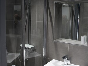 Superior Double Room, Ensuite (With TV) | Bathroom | Towels - Townhouse @ 282 Walthall Street Crewe (Crewe)