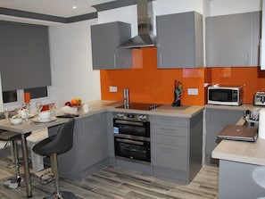Superior Double Room, Ensuite (With TV) | 1 bedroom - Townhouse @ 282 Walthall Street Crewe (Crewe)