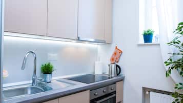 Departamento ejecutivo, 1 cama Queen size y sofá cama (3) | Cocina privada | Refrigerador, horno, parrilla de estufa y tetera eléctrica