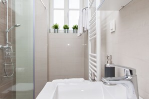 Executive Apartment, 1 Queen Bed with Sofa bed (3) | Bathroom