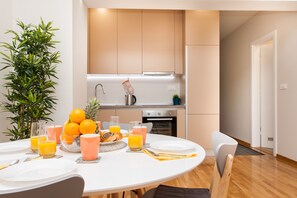 Executive Apartment, 1 Queen Bed with Sofa bed (2) | In-room dining