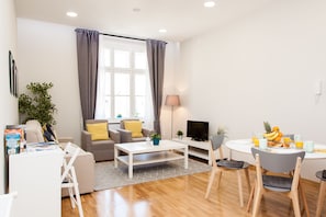 Executive Apartment, 1 Queen Bed with Sofa bed (1) | Living room | Flat-screen TV - Luxury Main Square Apartments (Zagreb)