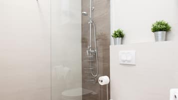 Executive-Apartment, 1 Queen-Bett und Schlafsofa (1) | Badezimmer | Dusche, Haartrockner, Handtücher, Shampoo
