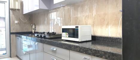 Chambre Deluxe | Cuisine privée | Réfrigérateur, four à micro-ondes