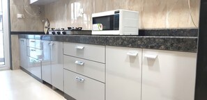Quarto luxo | Cozinha privada | Geladeira, micro-ondas