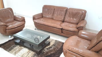 Deluxe Room | Living room | 32-inch flat-screen TV with cable channels, LED TV