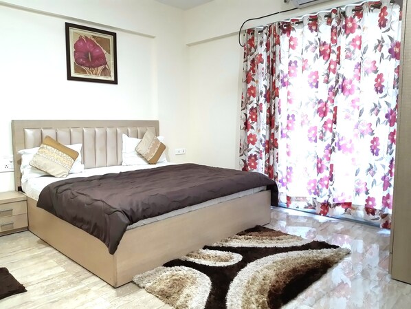 Deluxe Room | Blackout drapes, iron/ironing board, rollaway beds, free WiFi - Arista Service Apartments Kalanagar (Mumbai)