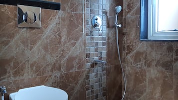 Deluxe Room | Bathroom | Shower, free toiletries, towels