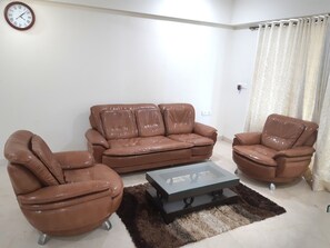 Quarto luxo | Sala de estar | TV de tela plana 32 polegadas com canais a cabo, TV LED