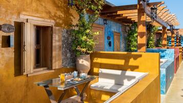 Deluxe Stone Room | In-room dining