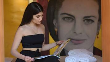 Deluxe tweepersoonskamer | Donsdekens, een minibar, een kluis op de kamer, geluiddichte muren