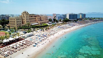 Κοντά στην παραλία, ξαπλώστρες (σεζλόνγκ), ομπρέλες θαλάσσης