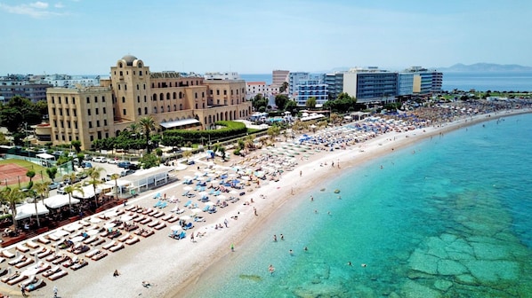 Una playa cerca, sillas reclinables de playa, sombrillas