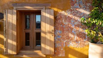 Deluxe Stone Room | Down duvets, minibar, in-room safe, soundproofing