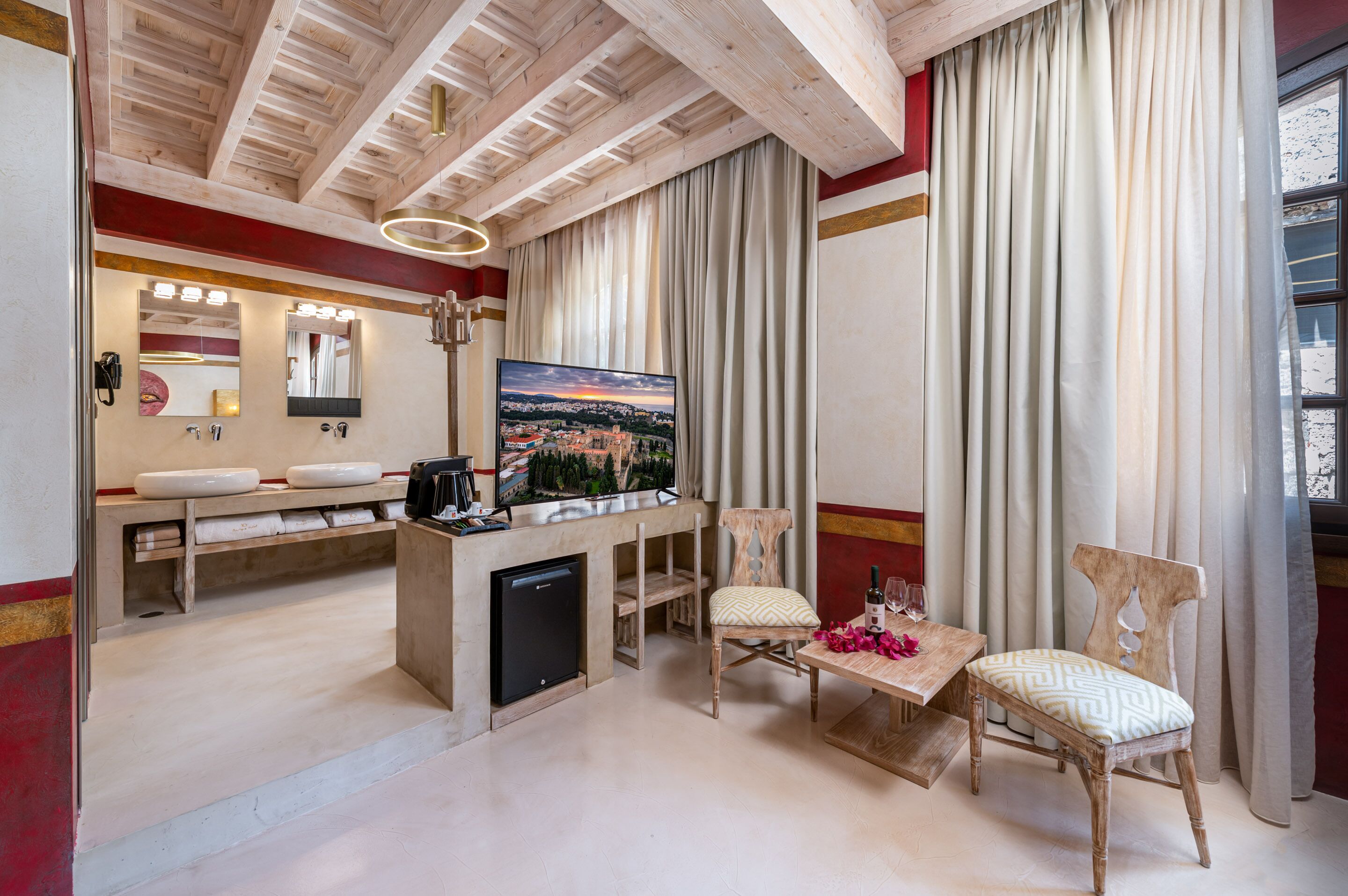 Superior-Suite (Ialyssos) | Wohnbereich | 40-Zoll-LED-Fernseher mit Satellitenempfang, Fernseher