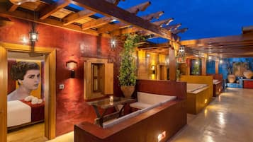 Deluxe Stone Room | 施設の正面