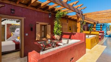 Deluxe Stone Room | Terraço/pátio