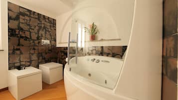 Baignoire, baignoire à jets, articles de toilette gratuits