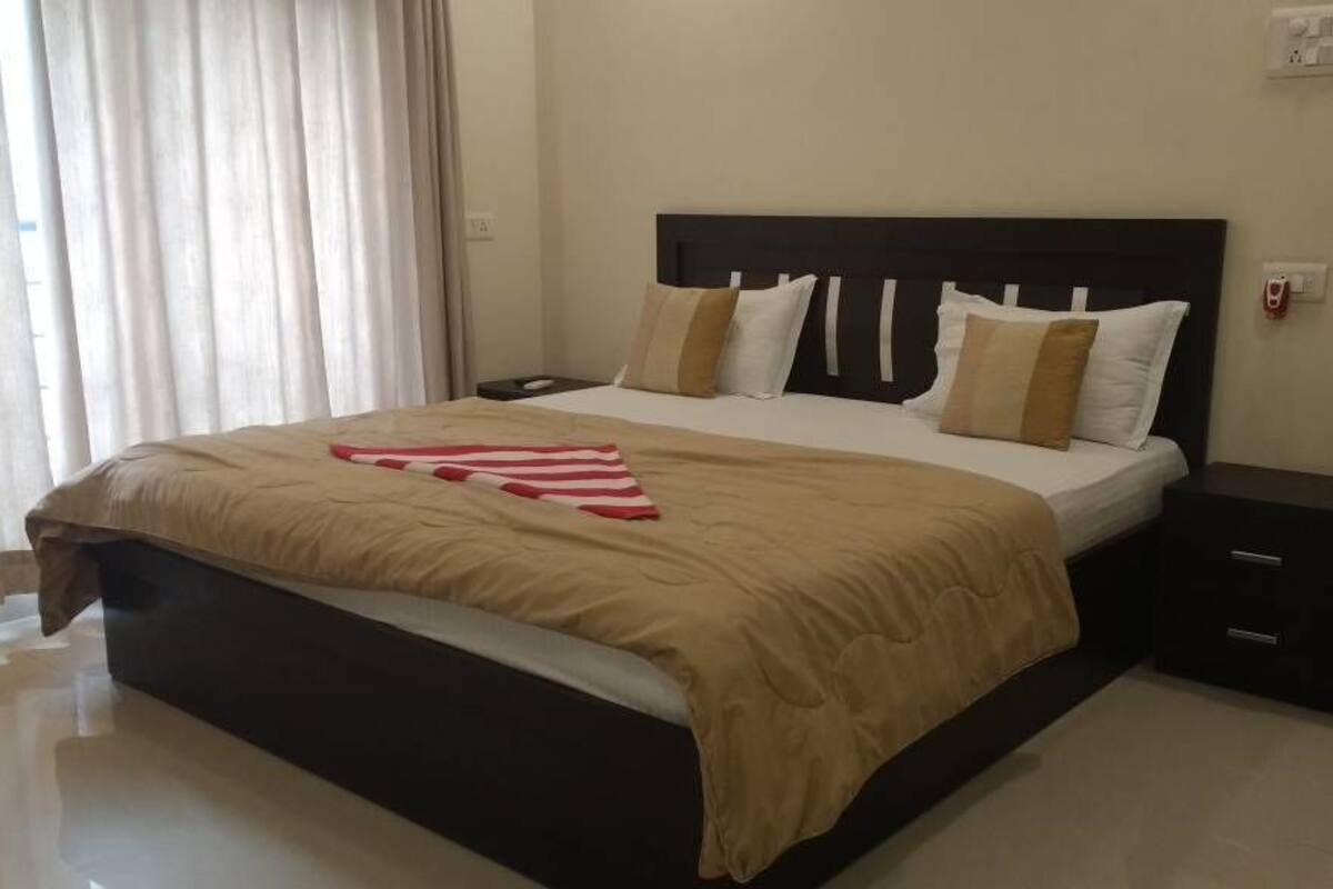 Quarto luxo, 1 cama King, para fumantes | Cortinas blackout, ferros/tábuas de passar roupa