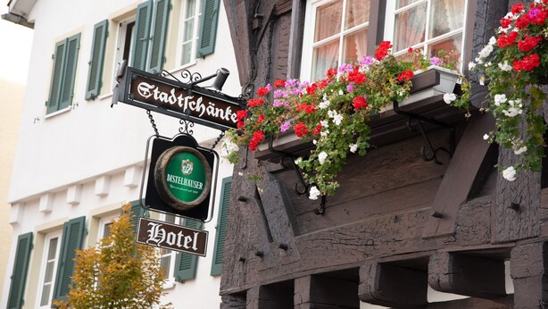A traditional building with a sign indicating a hotel and a distillery. - Gasthof Stadtschänke (Grossbottwar)