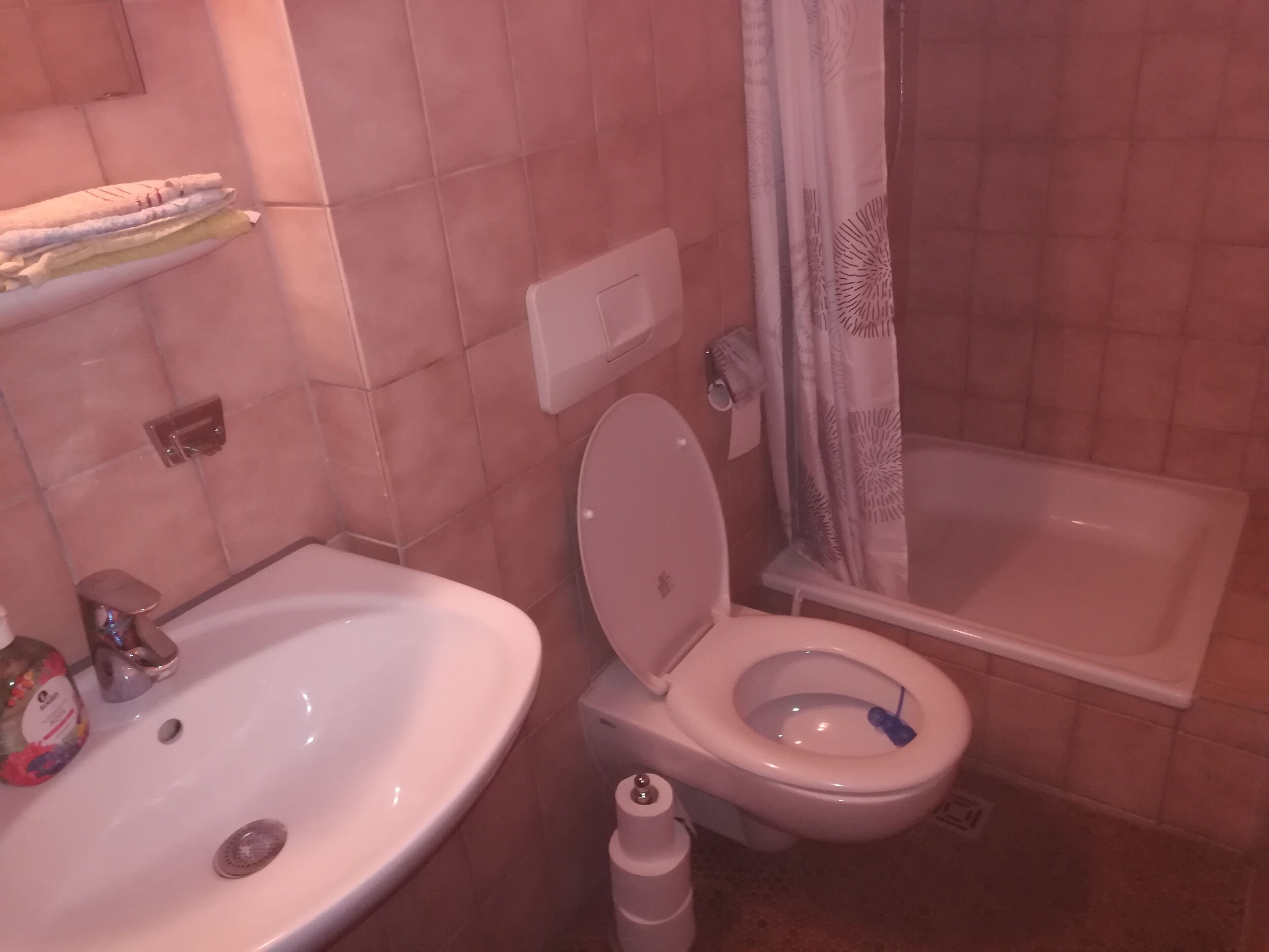 A bathroom with a sink, toilet, and bathtub.