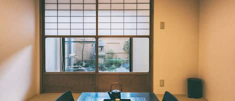 Basic House, Multiple Beds, Non Smoking | 3 bedrooms, individually decorated, desk, free WiFi